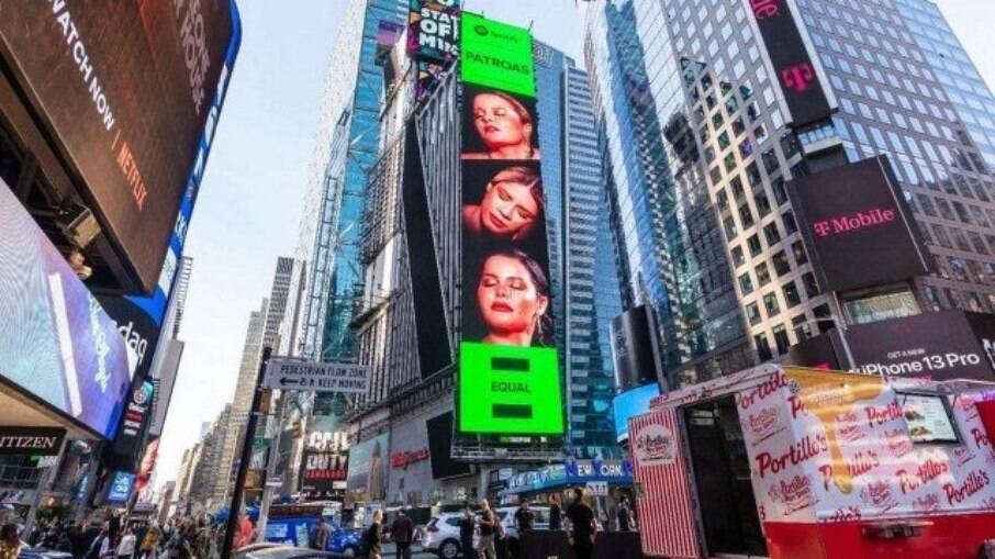 A cantora teve o projeto com Maiara e Maraisa estampado na Times Square