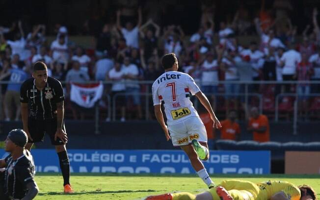 Nenê comemora gol em cima do Corinthians na vitória do São Paulo por 1 a 0