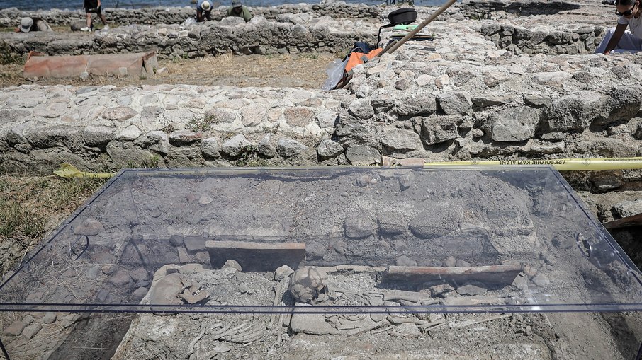 Igreja de 1700 anos foi encontrada totalmente submersa em lago