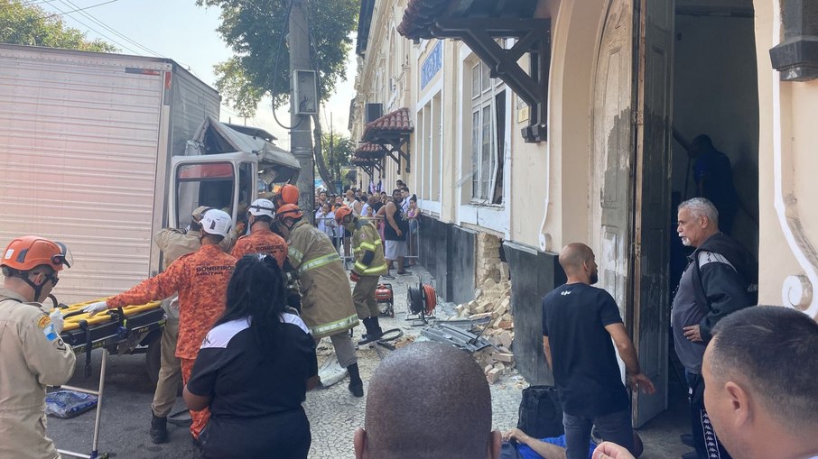 Caminhão bate em muro de São Januário e deixa feridos