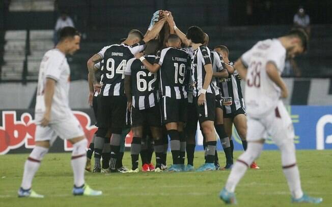 Análise: Botafogo tem momentos animadores, mas sucumbe às mudanças do Fluminense e não reage