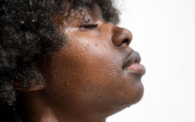 Beleza negra: os cuidados essenciais com a pele e o cabelo crespo