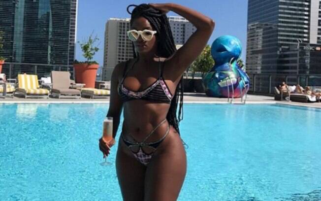 IZA mostra corpão ao compartilhar foto curtindo piscina de hotel em Miami, nos Estados Unidos