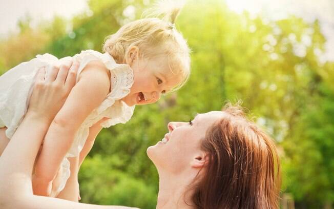 Relação entre mãe e primogênita mudou completamente após a chegada da caçula, filha adotiva