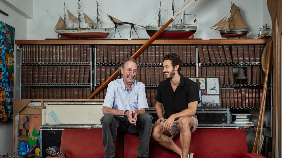 Amyr Klink ao lado de Filipe Bragança, ator que interpreta o navegador em 100 DIAS.