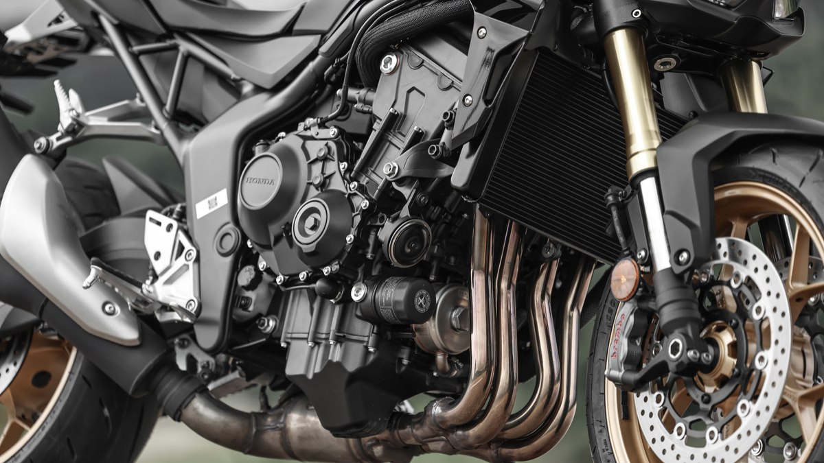 Motor de quatro cilindros em linha da CB1000 Hornet deriva da CBR1000RR Fireblade e entrega 147,4 cv.