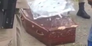 Criminosos invadem enterro e atiram contra caixão na Bahia; vídeo