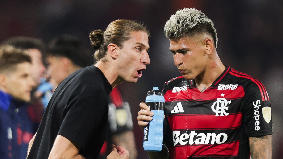 Filipe Luís com Carrascal, autor do gol da vitória do Flamengo