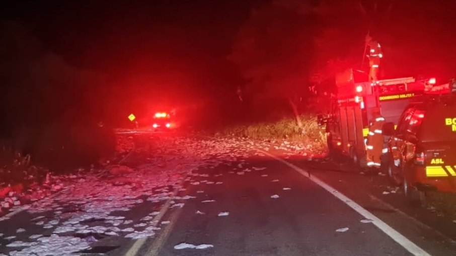 Carreta estava carregada de papel higiênico em acidente na BR-256