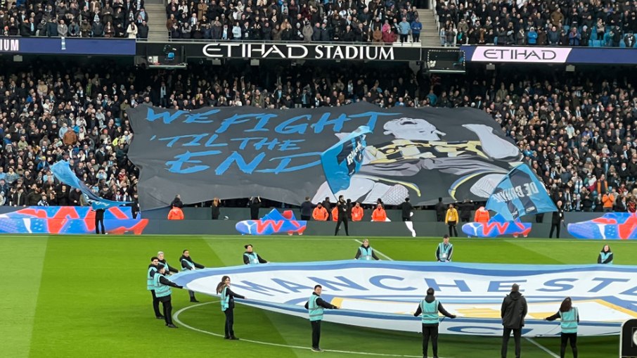 Torcida do City exibiu bandeiras de protesto diante das acusações de fraude financeira