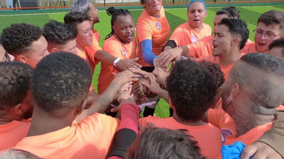 O time Meninos Bons de Bola é a primeira equipe futsal composta por pessoas trans do mundo. 