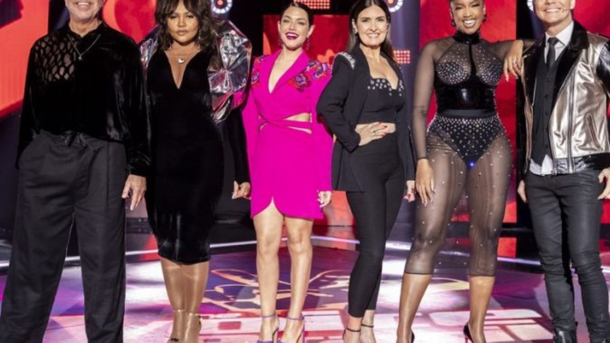 Fátima Bernardes posa com elenco do 'The Voice Brasil'