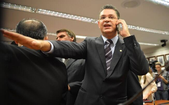 Sóstenes Cavalcante (PSD-RJ) propõe que os parlamentares façam 'reuniões com os cônjuges' para evitar traições