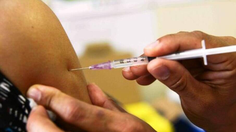 São Paulo antecipa vacinação contra covid-19 para pessoas com 64 anos