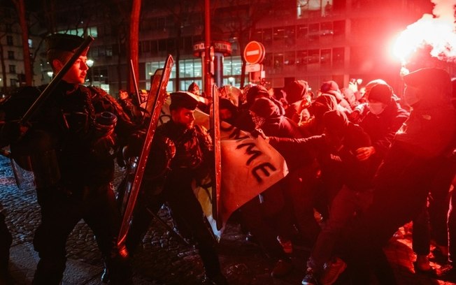 Manifestantes enfrentam a polícia durante o protesto em Paris