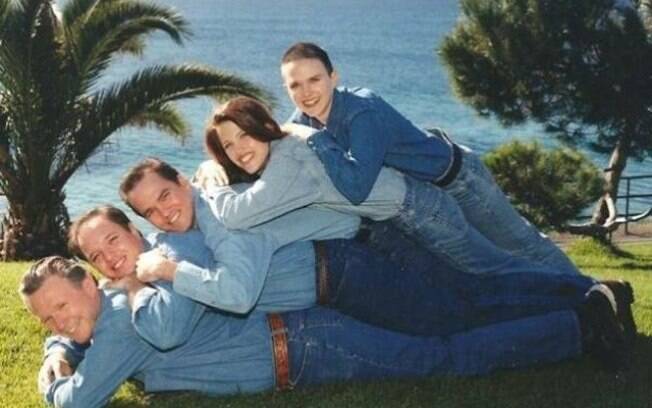 Família unida é família que usa a mesma roupa e ainda faz montinho para a foto do ano