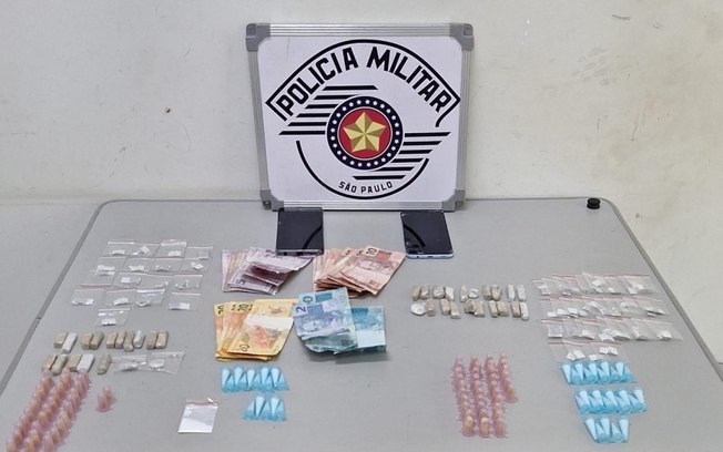 Dupla é presa pela PM com drogas, dinheiro e celulares no Jardim América Dupla é presa pela PM com drogas, dinheiro e celulares no Jardim América