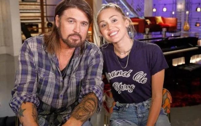 Pai de Miley Cyrus divulga bilhete de ex em meio a acusações de abuso