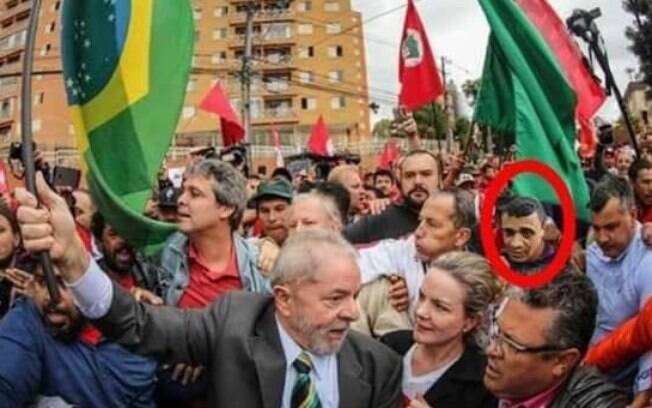 A montagem em que Adelio Bispo de Oliveira aparece em ato pró Lula é falsa