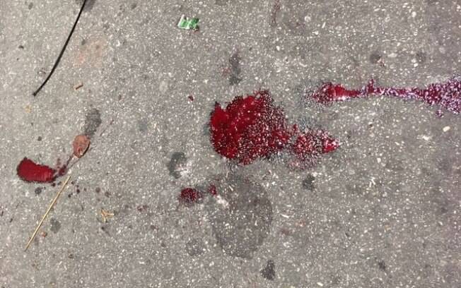 Marcas de sangue no chão dos arredores da Vila Belmiro