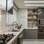 Decoração: como planejar uma cozinha organizada e charmosa Nessa cozinha, a bancada branca contrasta com a prateleira preta; o recurso de coifa acoplada no armário foi usado. Foto: Henrique Ribeiro/Meet Arquitetura