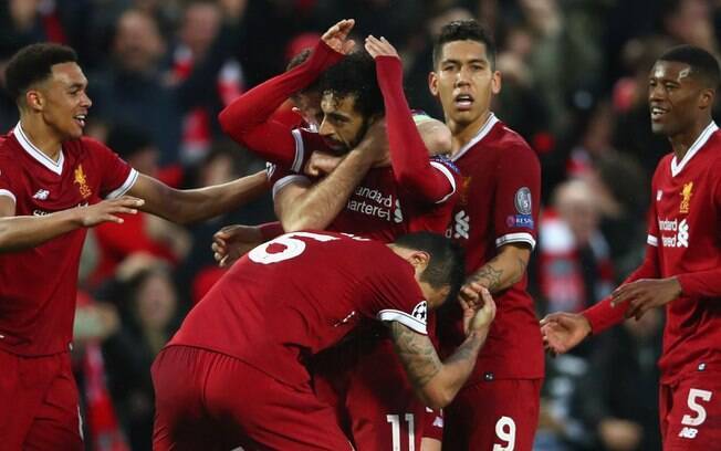 Jogadores do Liverpool abraçam o grande nome da partida: Mohamed Salah
