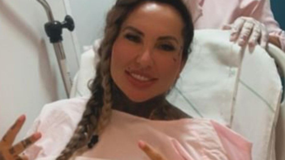 Sabrina Boing Boing mostra a recuperação de cirurgia plástica