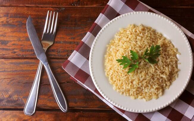 Está difícil se acostumar com o arroz integral? Uma das dicas de ouro é incluir ele na rotina aos poucos