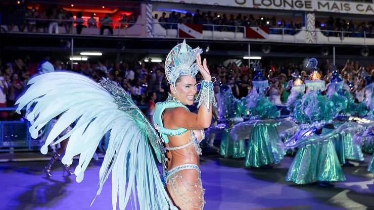 Mariana Goldfarb exibe detalhes de figurino da Grande Rio