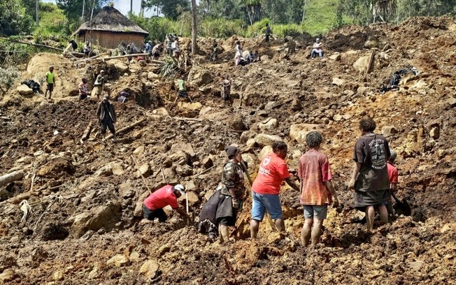 Moradores procuram sobrevivenes em área montanhosa de Papua-Nova Guiné, em 30 de maio de 2024