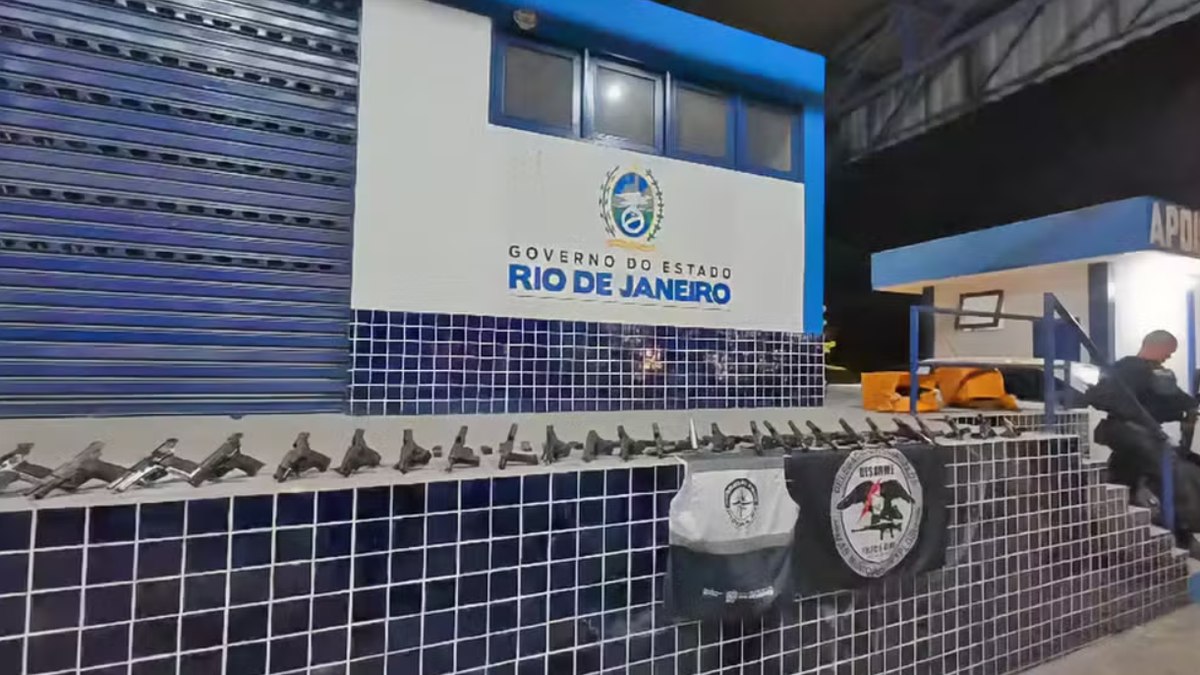 Pistolas apreendidas pela polícia em um ônibus de viagem Pistolas apreendidas pela polícia em um ônibus de viagem