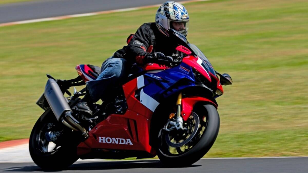 Pilotando A Nova Honda Cbr Rr R Fireblade Sp Cultura Da Motocicleta Ig