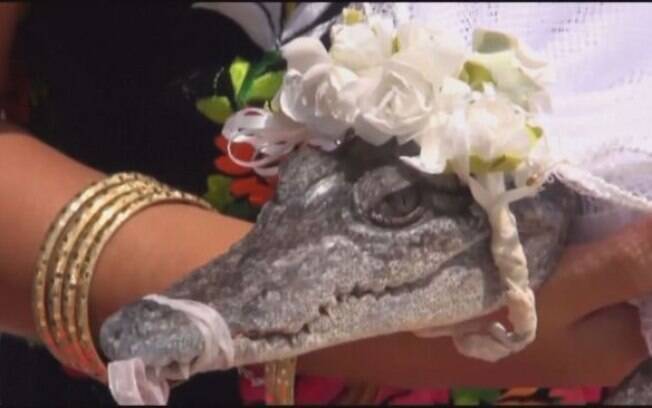 Em uma cerimônia tradicional no México, o prefeito de uma cidade se casou com um crocodilo