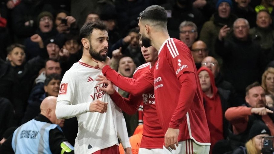 Felipe Augusto e Bruno Fernandes discutiram no duelo entre Forest x United