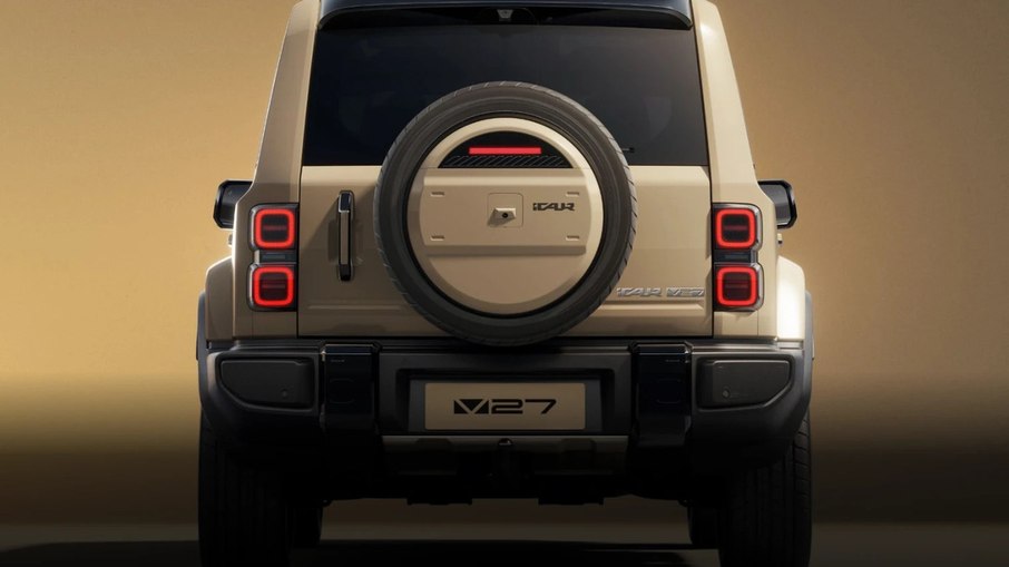 Traseira do iCAUR V27 destaca o estepe externo e o desenho inspirado em utilitários off-road.