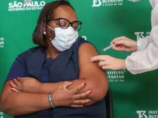 A enfermeira Mônica Calazans recebe a segunda dose da vacina contra Covid-19