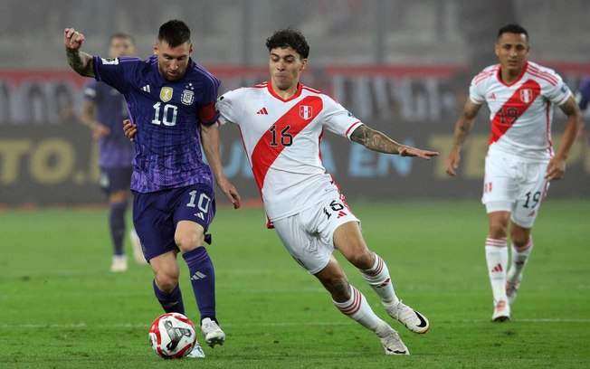 Messi recebe a marcação do peruano Zanelatto. Astro argentino fez dois  gols para a Argentina, em Lima
