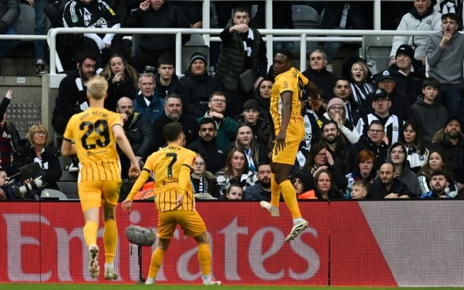 Danny Welbeck (D) comemora após marcar na vitória do Brighton sobre o Newcastle por 2 a 1 neste domingo, pela Copa da Inglaterra
