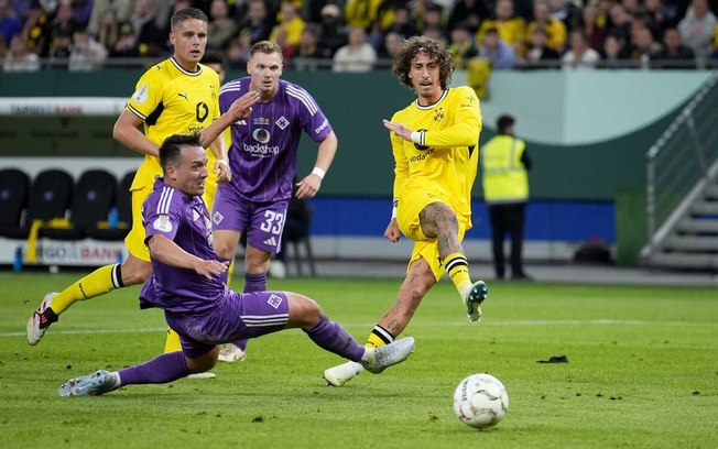 Jogadores do Borussia Dortmund comemoram um dos gols da vitória sobre o HEBC