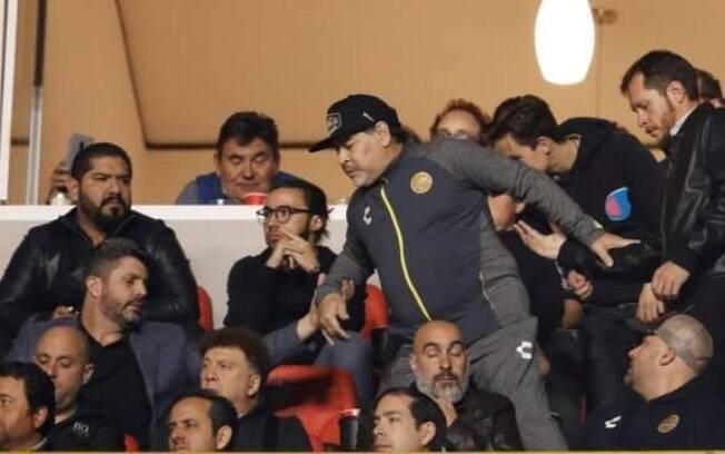Maradona assistiu a derrota de seu time dos camarotes