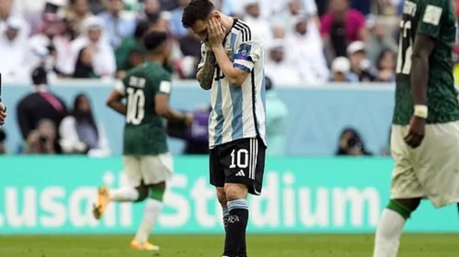 Comandada por Messi, Argentina estreou na Copa do Mundo com derrota