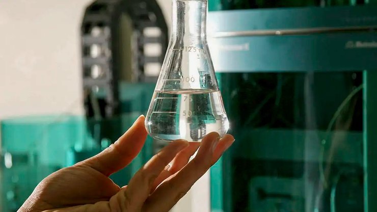 Anvisa libera produção emergencial de etanol farmacêutico usado como antídoto contra metanol