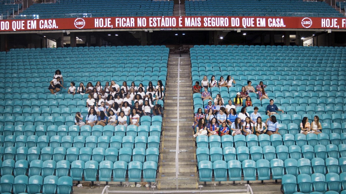 Mulheres ocupam a Arena Fonte Nova após o jogo entre Bahia e Internacional para protestar contra o aumento da violência doméstica em dias de partidas Mulheres ocupam a Arena Fonte Nova após o jogo entre Bahia e Internacional para protestar contra o aumento da violência doméstica em dias de partidas