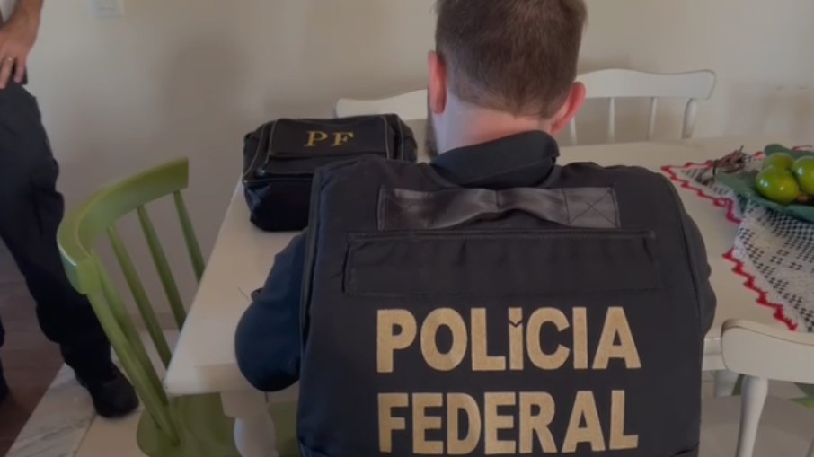 Policiais Federais realizaram as buscas com o objetivo de apreender computadores, celulares e mídias de arquivos de informática.