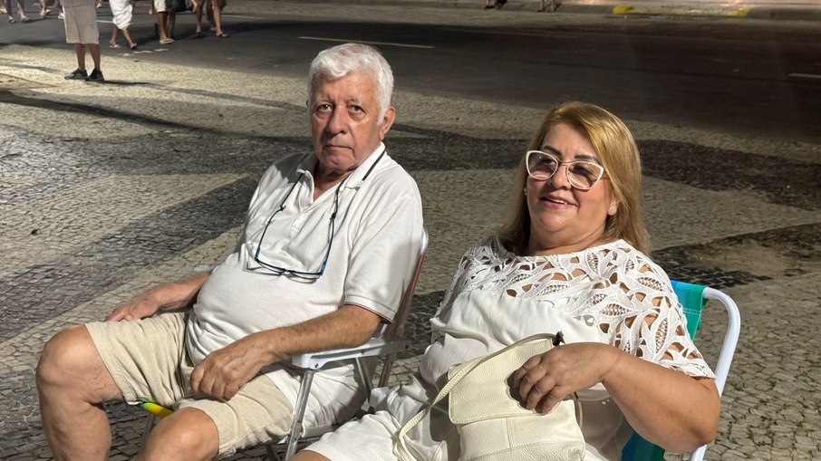 Maria Alice Barroso, de 76 anos, monta seu “camarote” com cadeiras de praia e acompanha a virada em Copacabana ao lado do esposo, Heitor Barroso Neto Maria Alice Barroso, de 76 anos, monta seu “camarote” com cadeiras de praia e acompanha a virada em Copacabana ao lado do esposo, Heitor Barroso Neto