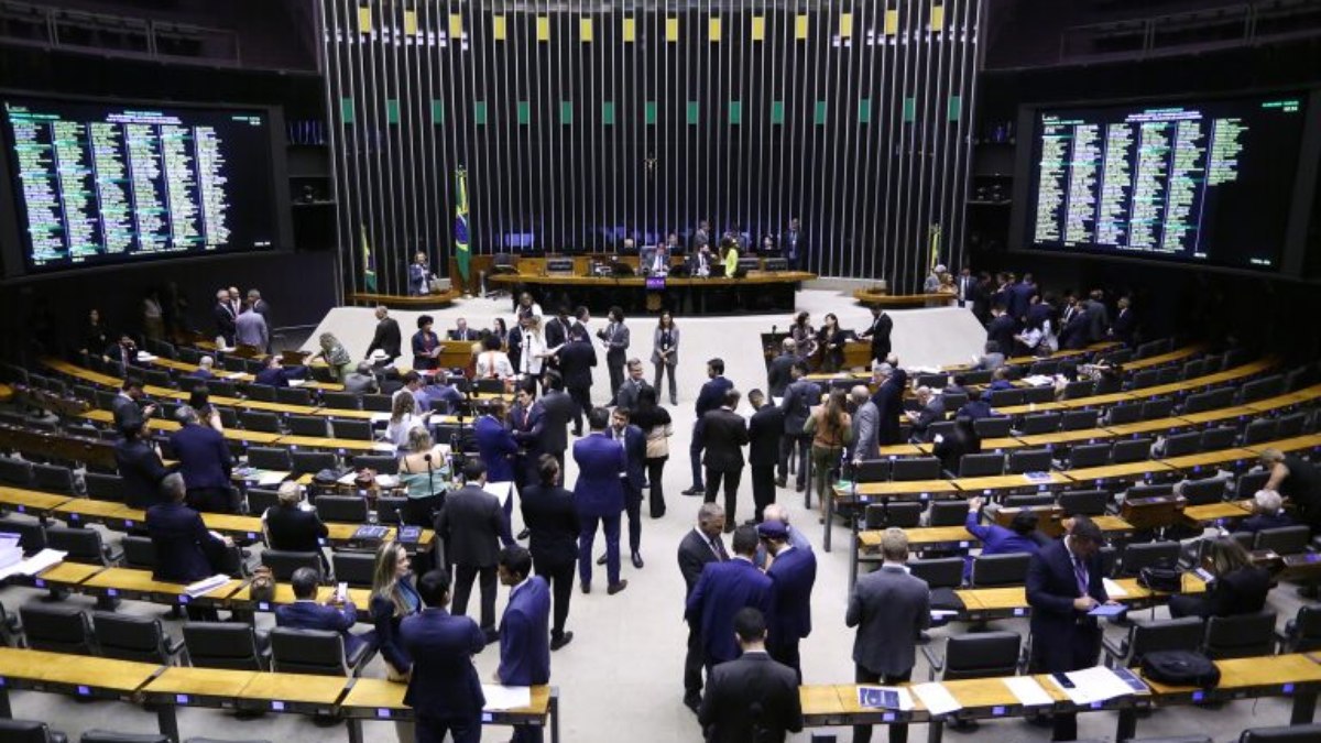 Câmara deve votar proposta que blinda parlamentares e fim do foro