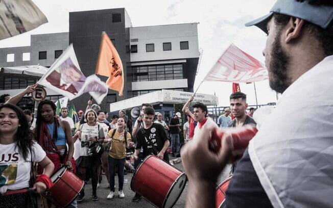 Manifestantes apoiadores de Lula já se posicionam em frente ao prédio sede da Polícia Federal em Curitiba