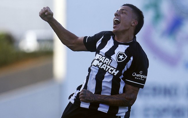 Carlos Alberto é só alegria após seu primeiro gol pelo Botafogo