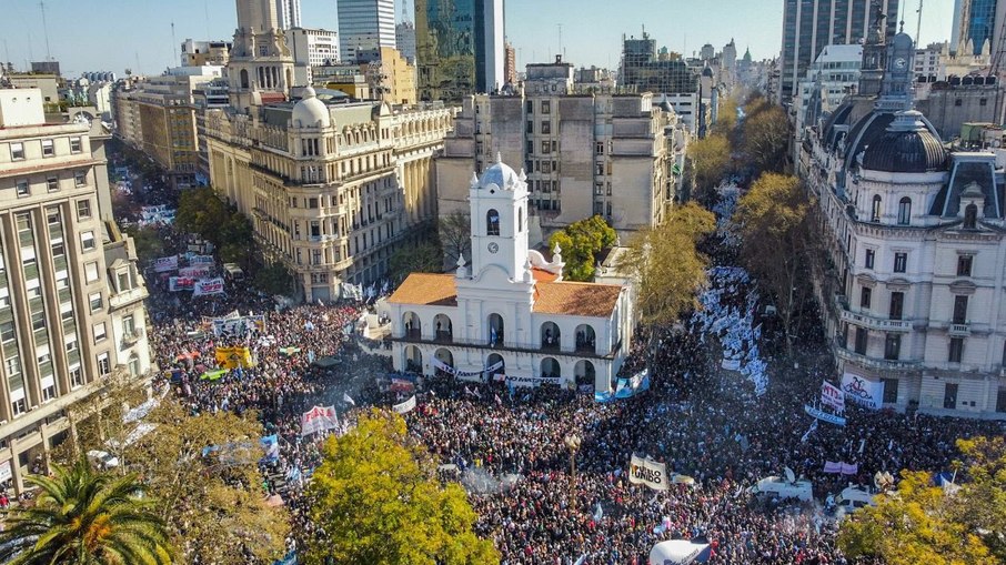 Manifestação na Argentina contra o atentado a vida de Cristina Kirchner