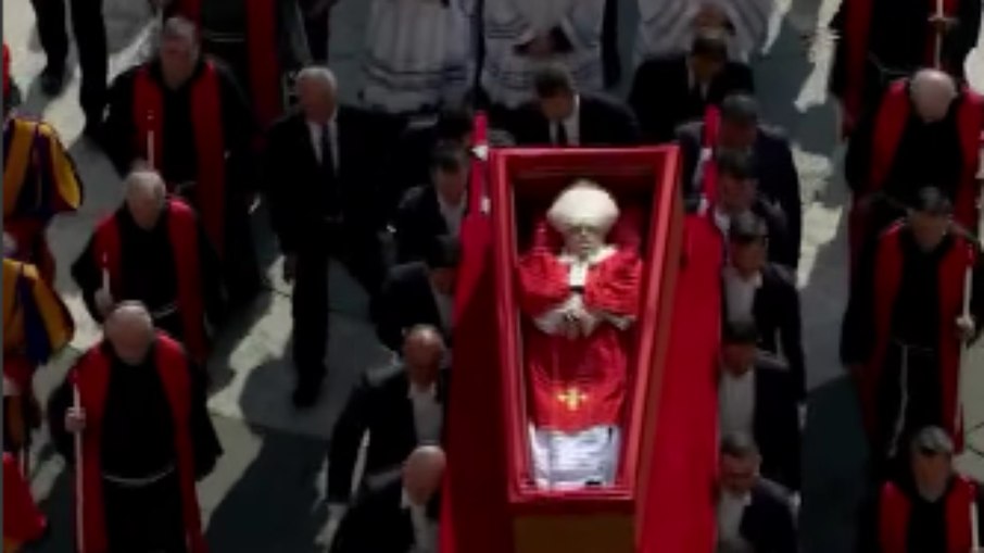 Corpo de Papa Francisco chega à Basílica para funeral